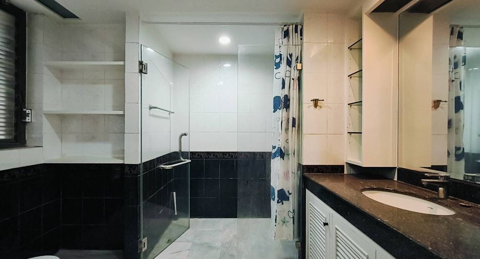 Condo en alquiler de 3 habitaciones en Khlong Toei, Bangkok