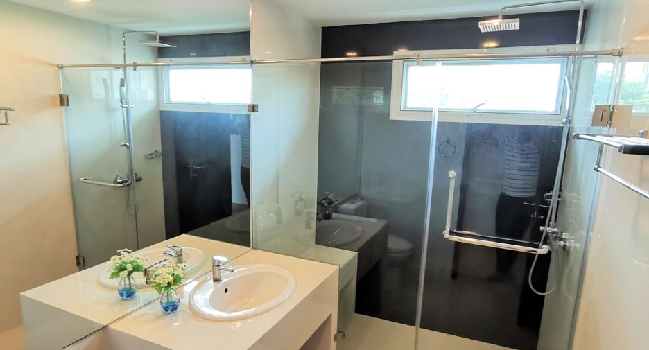 For rent 2 bedrooms apartment in Watthana, Bangkok