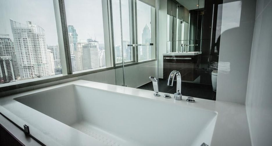 For rent 3 bedrooms condo in Pathum Wan, Bangkok
