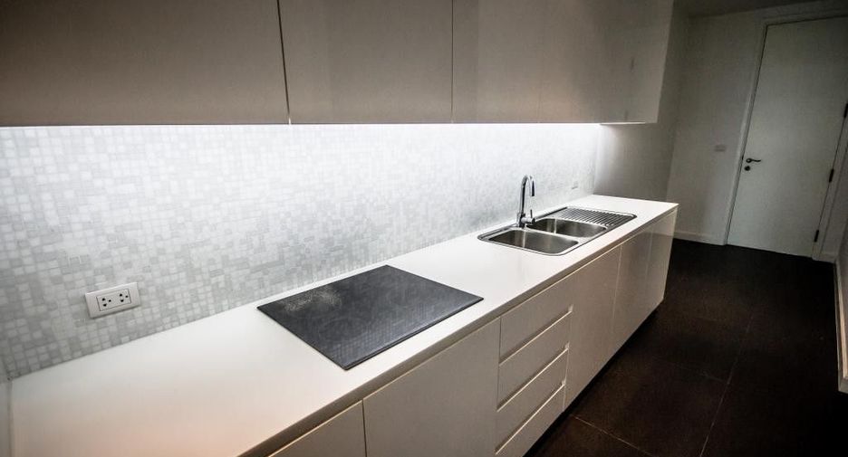For rent 3 bedrooms condo in Pathum Wan, Bangkok