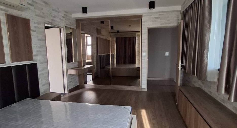 For rent 3 bedrooms condo in Phra Khanong, Bangkok