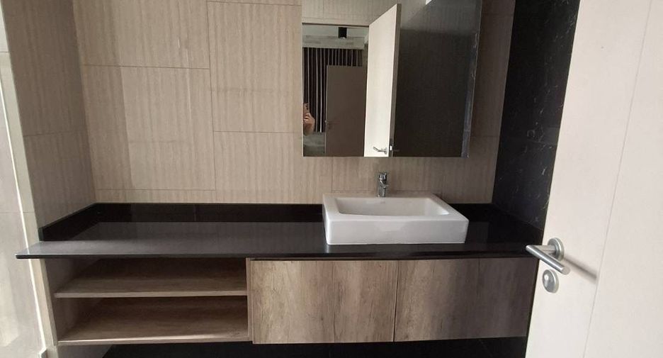 For rent 3 bedrooms condo in Phra Khanong, Bangkok