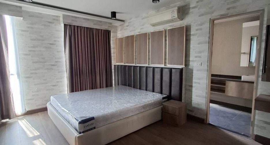 For rent 3 bedrooms condo in Phra Khanong, Bangkok
