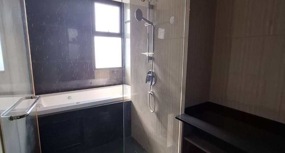 For rent 3 bedrooms condo in Phra Khanong, Bangkok