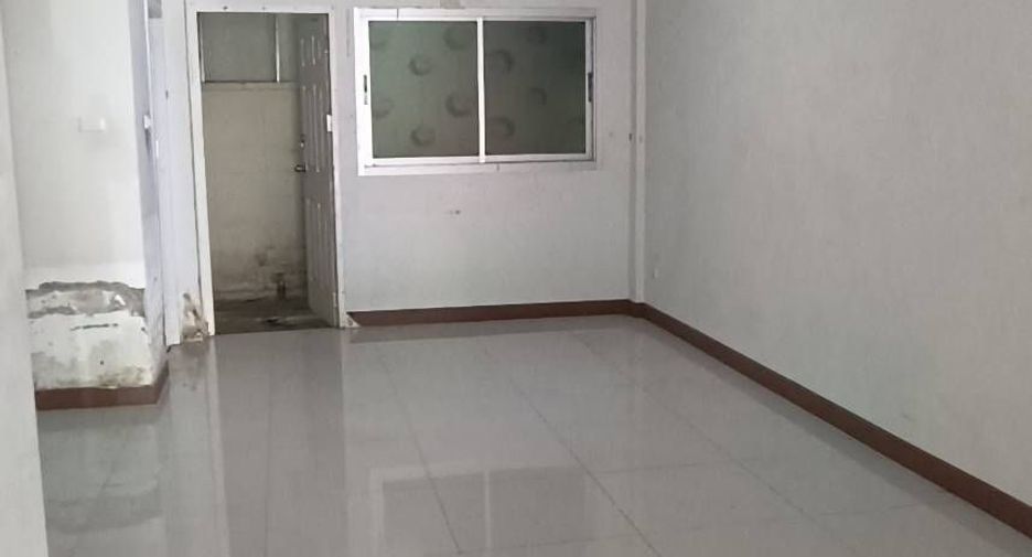À vendre 3 chambres maison de ville à Lat Krabang, Bangkok