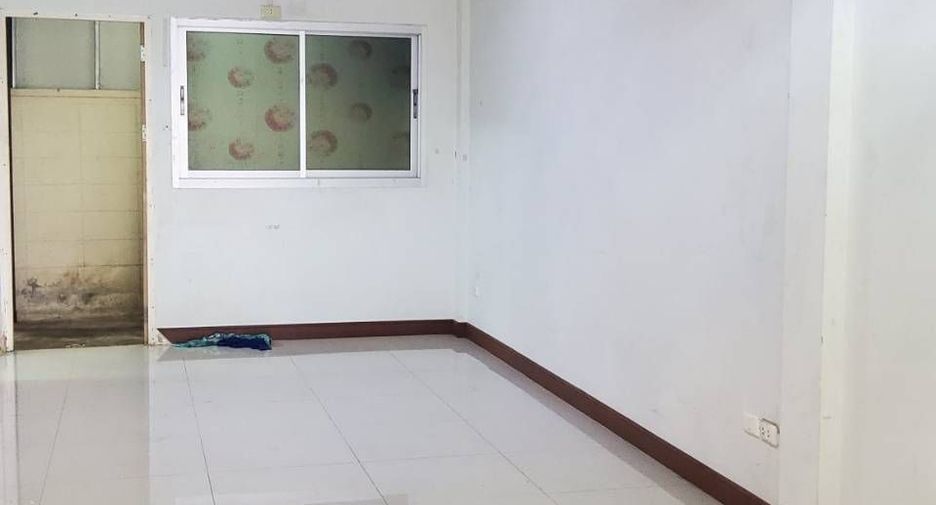 À vendre 3 chambres maison de ville à Lat Krabang, Bangkok