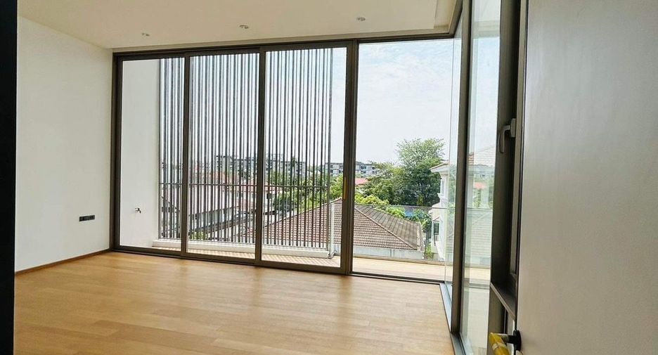 For sale 4 bedrooms townhouse in Lat Phrao, Bangkok