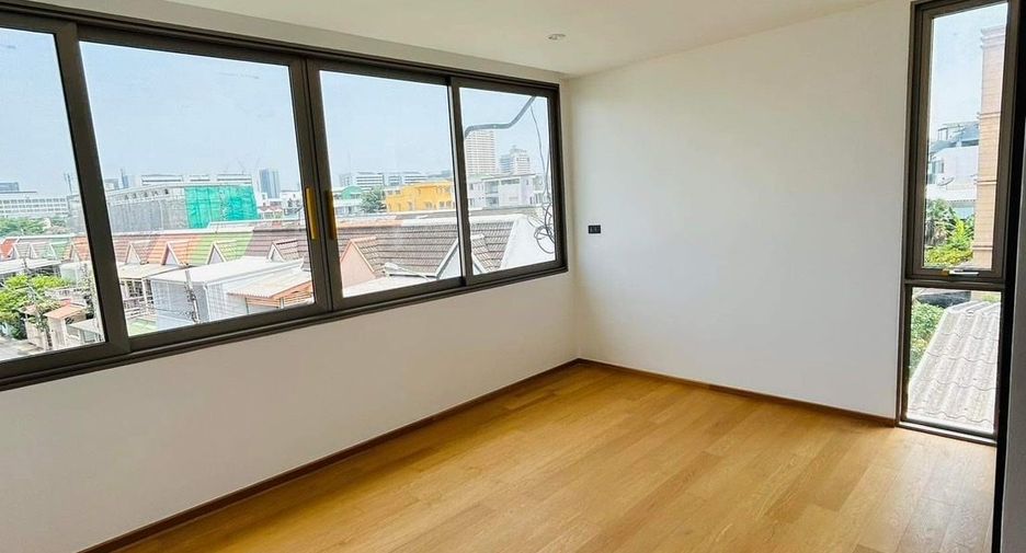 For sale 4 bedrooms townhouse in Lat Phrao, Bangkok