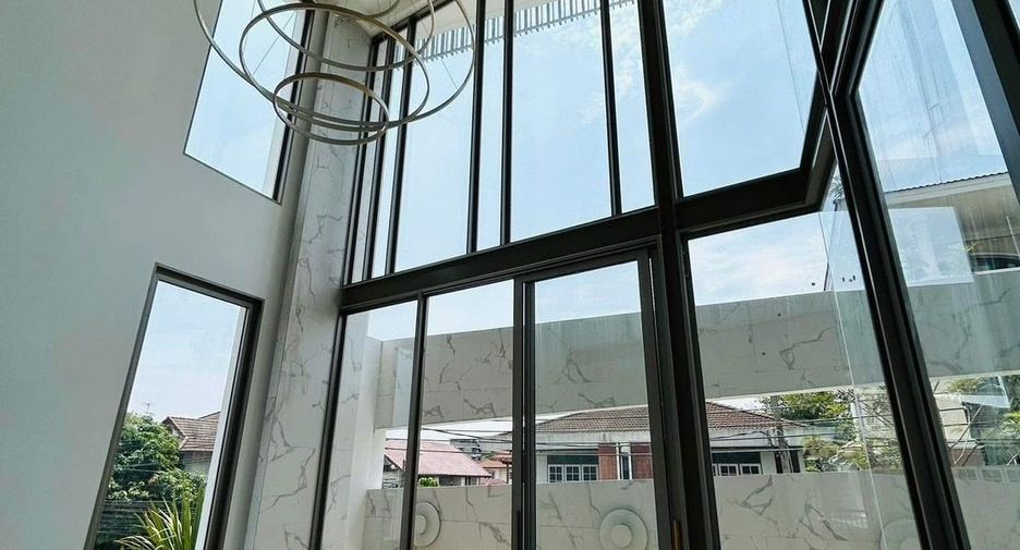 For sale 4 bedrooms townhouse in Lat Phrao, Bangkok