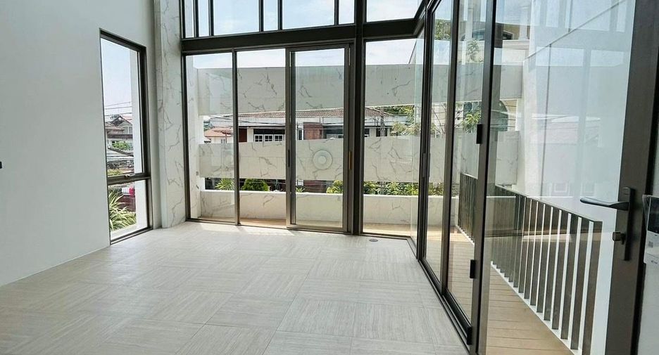For sale 4 bedrooms townhouse in Lat Phrao, Bangkok
