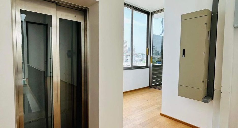 For sale 4 bedrooms townhouse in Lat Phrao, Bangkok