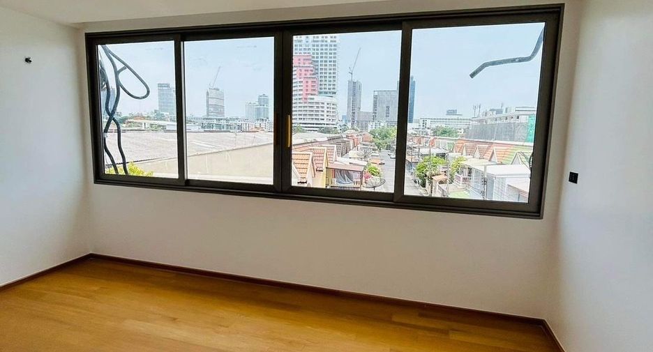 For sale 4 bedrooms townhouse in Lat Phrao, Bangkok