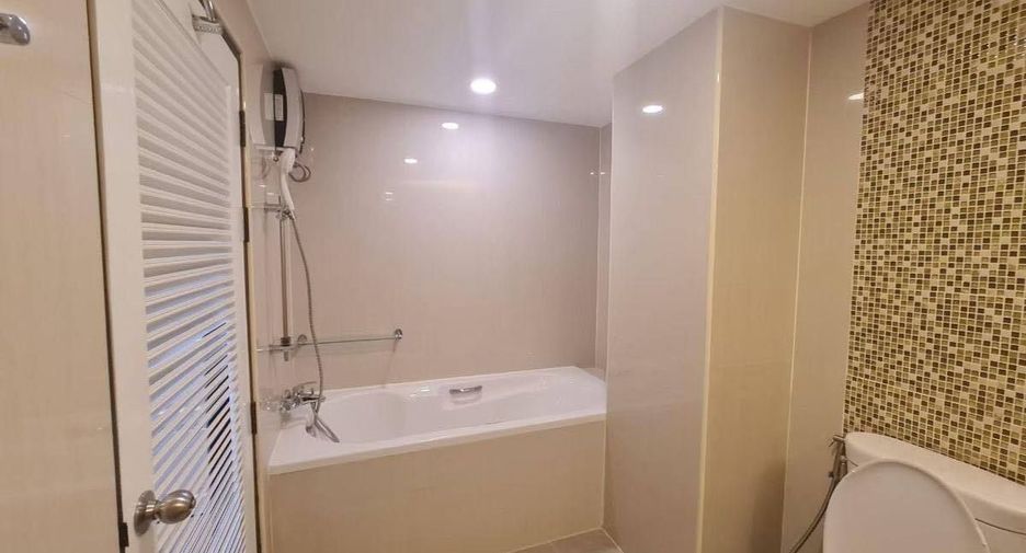 For rent 3 bedrooms condo in Watthana, Bangkok
