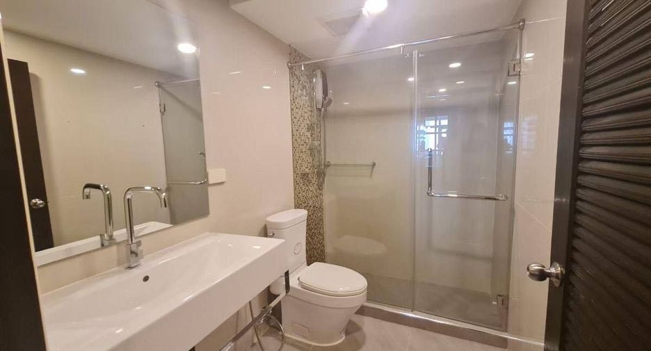 For rent 3 bedrooms condo in Watthana, Bangkok
