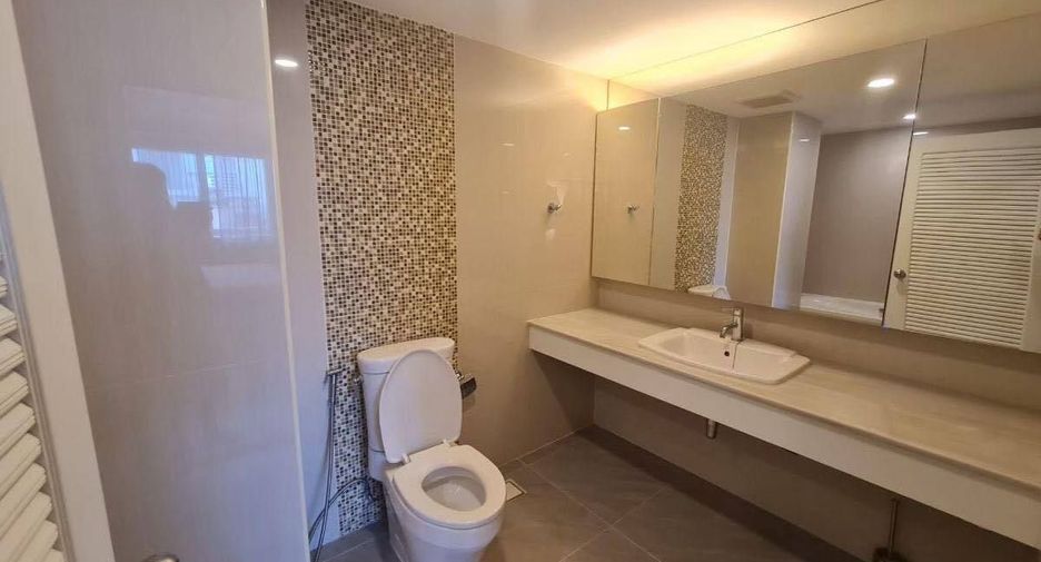 For rent 3 bedrooms condo in Watthana, Bangkok