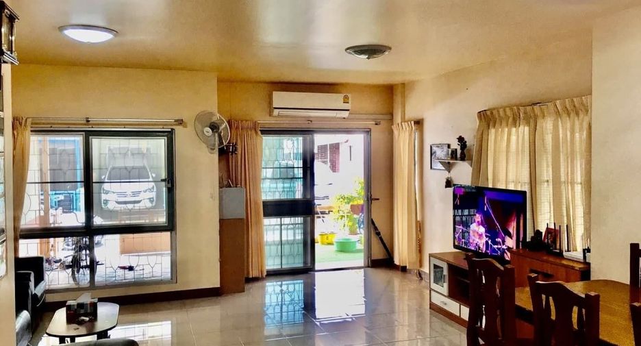 À vendre 4 chambres maison de ville à Bang Sao Thong, Samut Prakan