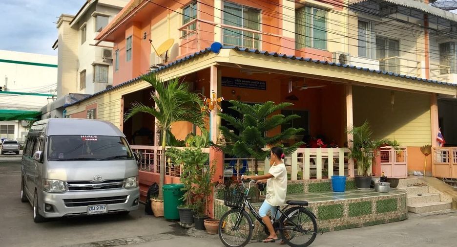 À vendre 4 chambres maison de ville à Bang Sao Thong, Samut Prakan
