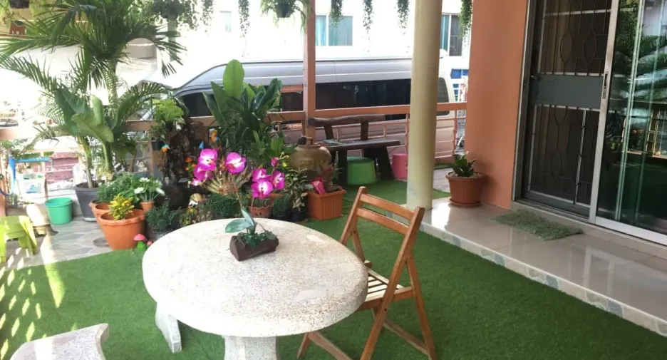 À vendre 4 chambres maison de ville à Bang Sao Thong, Samut Prakan
