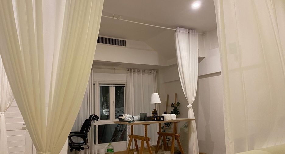 À vendre et à louer 5 chambres maison de ville à Watthana, Bangkok