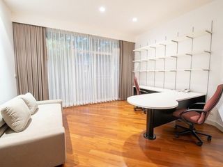 For rent 5 bedrooms condo in Yan Nawa, Bangkok