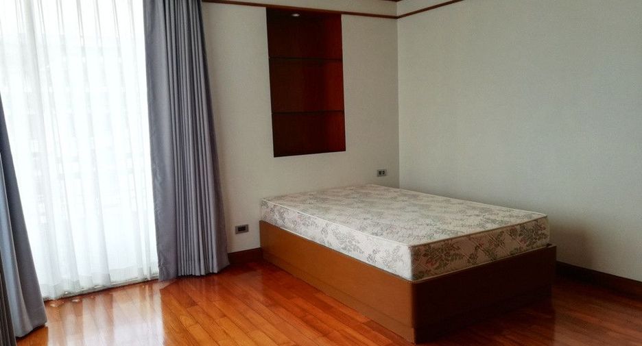 For rent 3 bedrooms condo in Sathon, Bangkok