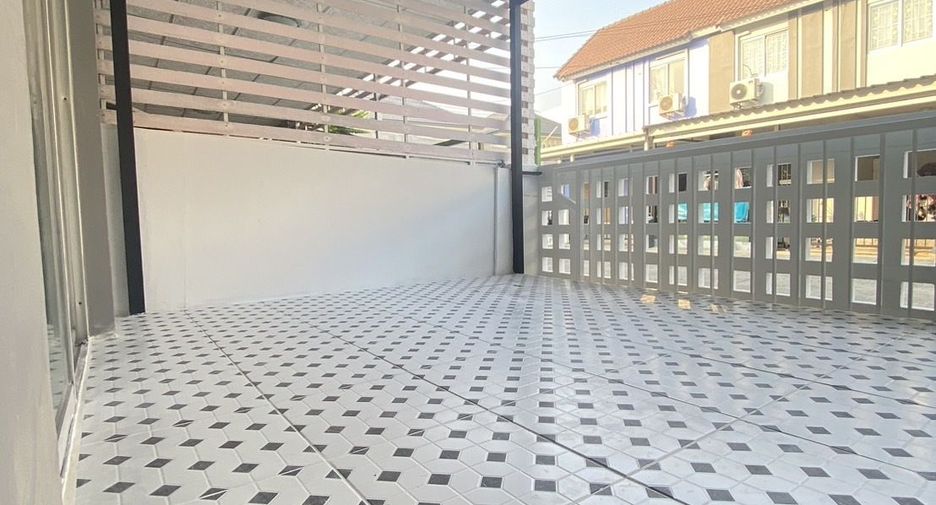 For sale 3 bedrooms townhouse in Mueang Samut Prakan, Samut Prakan