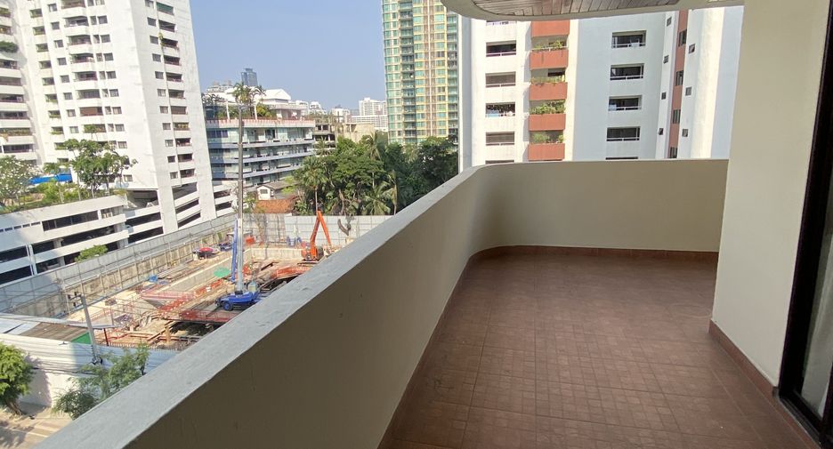 For rent 3 bedrooms apartment in Watthana, Bangkok