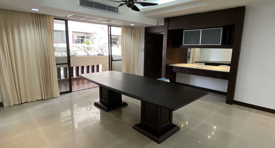 For rent 3 bedrooms apartment in Watthana, Bangkok