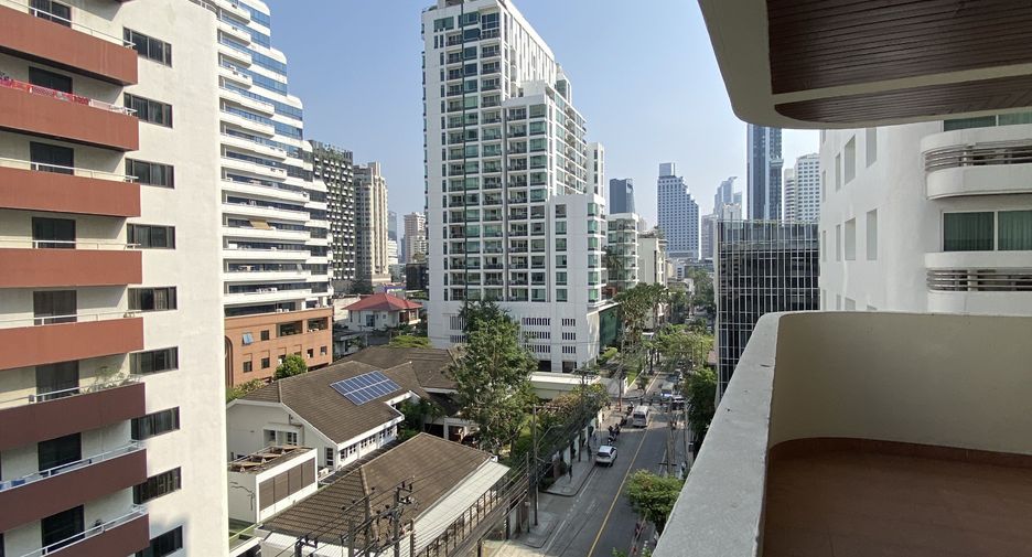 For rent 3 bedrooms apartment in Watthana, Bangkok