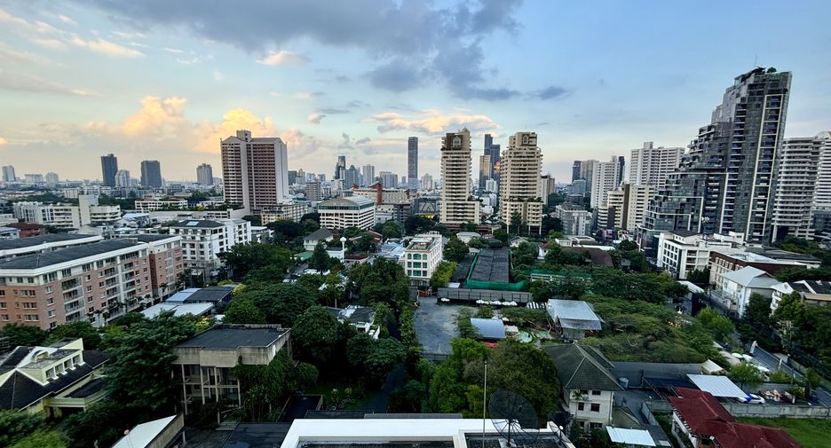 For rent 3 bedrooms condo in Watthana, Bangkok