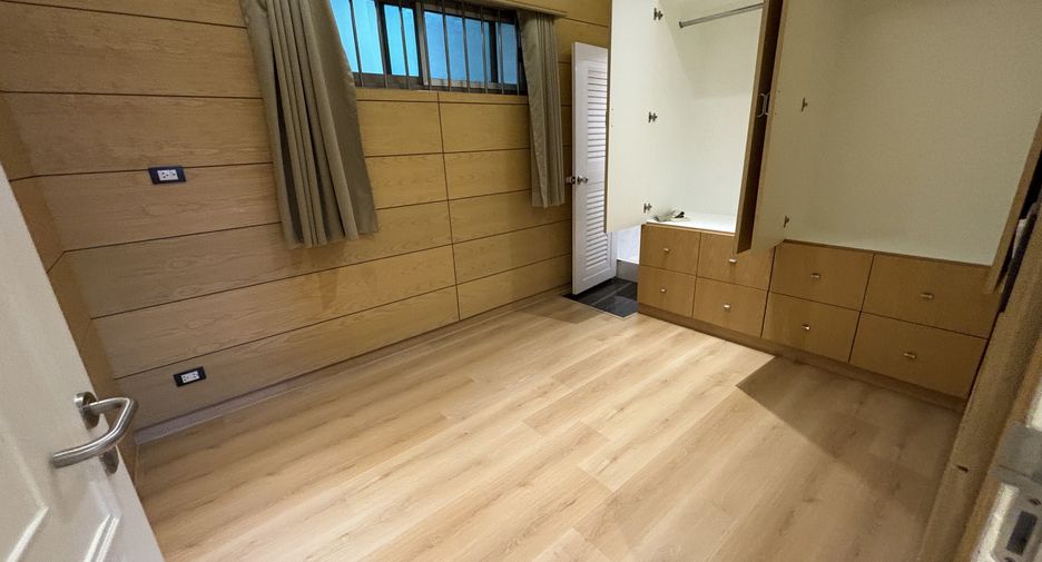 For rent 3 bedrooms condo in Watthana, Bangkok