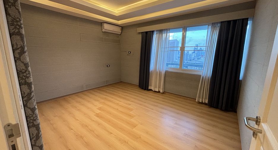 For rent 3 bedrooms condo in Watthana, Bangkok