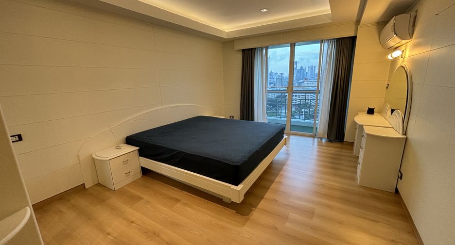 For rent 3 bedrooms condo in Watthana, Bangkok