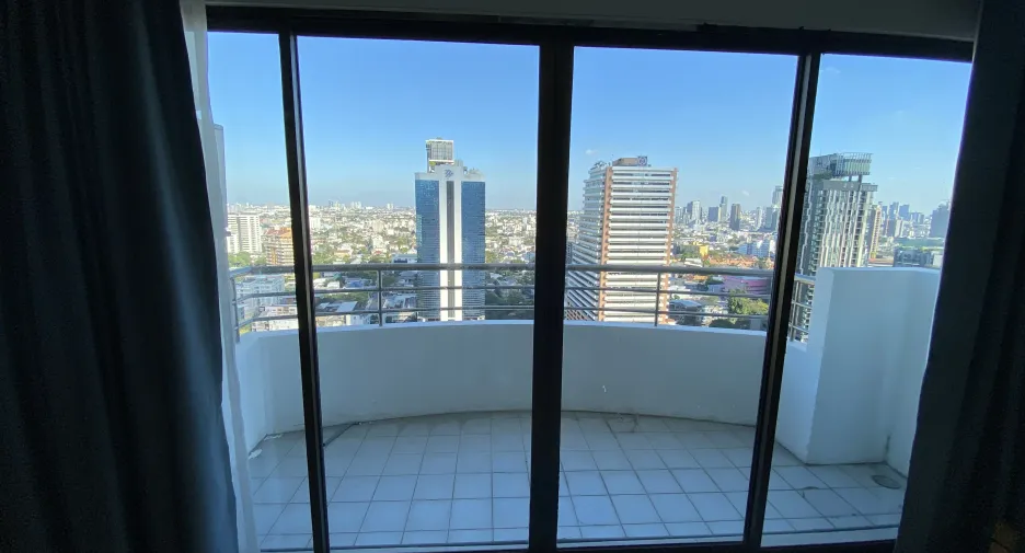 For rent 3 bedrooms condo in Watthana, Bangkok