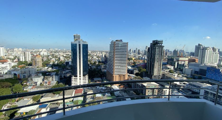 For rent 3 bedrooms condo in Watthana, Bangkok