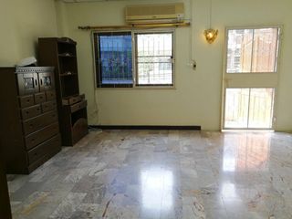 For rent 4 bedrooms townhouse in Yan Nawa, Bangkok