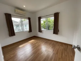 À louer 3 chambres maison à Lat Krabang, Bangkok