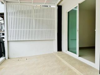 Casa adosada en venta de 3 habitaciones en Bang Khun Thian, Bangkok