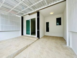 Casa adosada en venta de 3 habitaciones en Bang Khun Thian, Bangkok