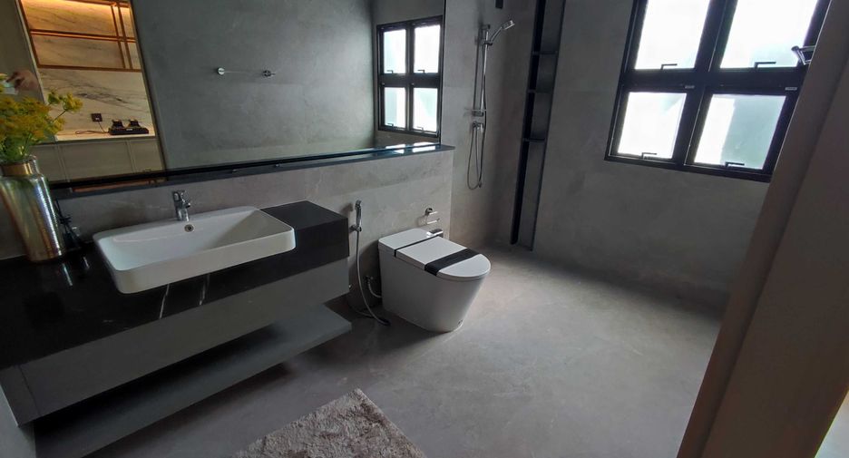 For sale 5 bedrooms house in Saphan Sung, Bangkok