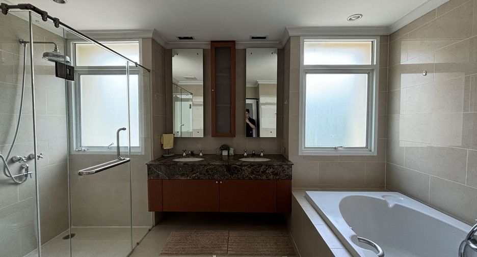 Wohnung zur Miete mit 3 Zimmer in Watthana, Bangkok