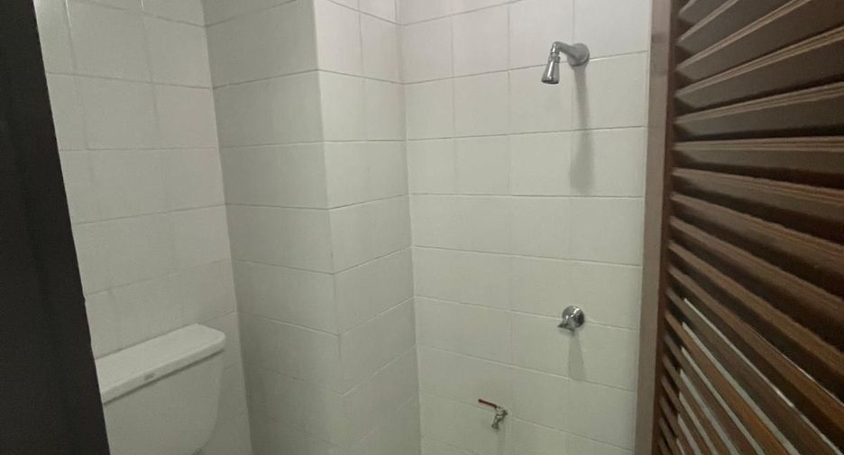 For rent 2 bedrooms apartment in Huai Khwang, Bangkok