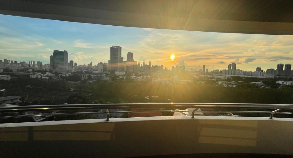 For rent 2 bedrooms apartment in Huai Khwang, Bangkok