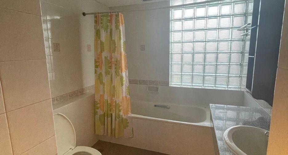 For rent 2 bedrooms apartment in Huai Khwang, Bangkok