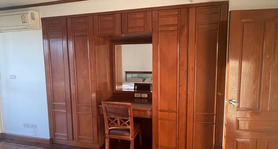 For rent 2 bedrooms apartment in Huai Khwang, Bangkok
