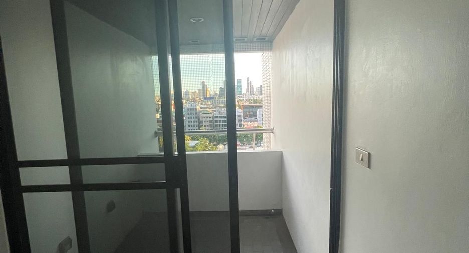 For rent 2 bedrooms apartment in Huai Khwang, Bangkok