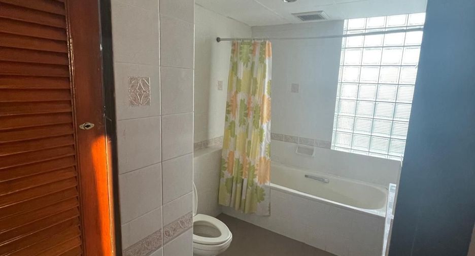 For rent 2 bedrooms apartment in Huai Khwang, Bangkok