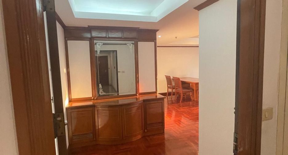 For rent 2 bedrooms apartment in Huai Khwang, Bangkok