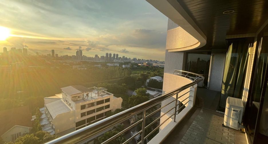 For rent 2 bedrooms apartment in Huai Khwang, Bangkok