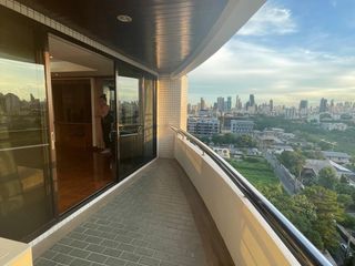 For rent 2 bedrooms apartment in Huai Khwang, Bangkok